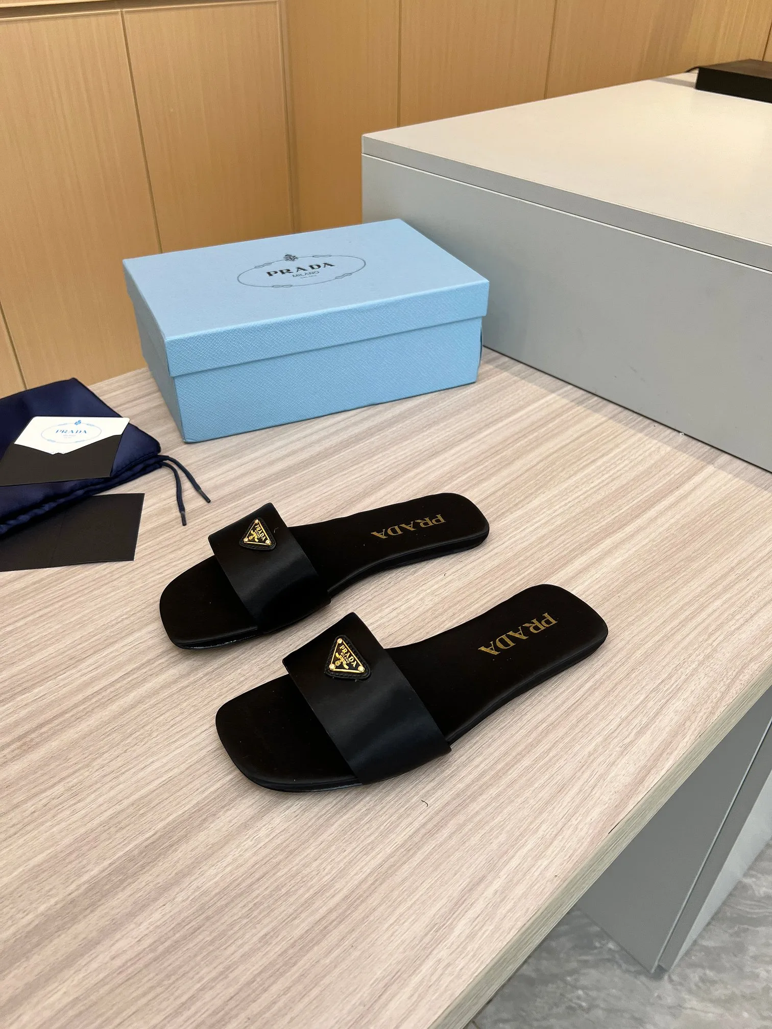 👟👟Ex-factory price 420👟👟 Top version on the market🔥4048SS Prada〰️Triangle logo ✔️Top quality ✔️Elegant, intellectual, retro and cute in one ✔️Upper: original silk surface ➕Original hardware buckle ✔️Inner: lambskin lining ✔️Original Italian leather outsole ✔️12 colors available from stock ✔️Size: 35-42 (41, 42, customized)